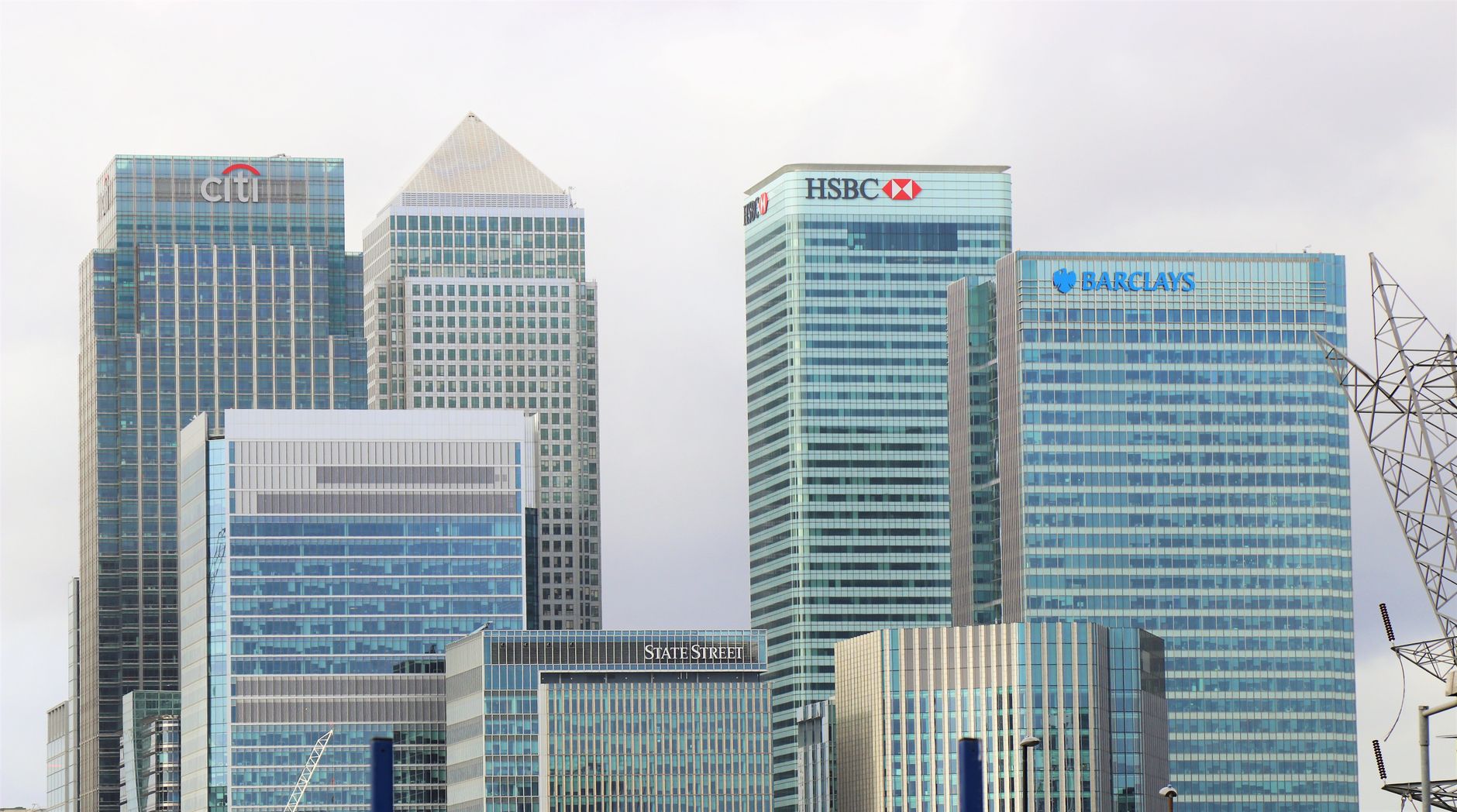 HSBC's AI Ambition Spurs Job Cuts in UK Wealth Division