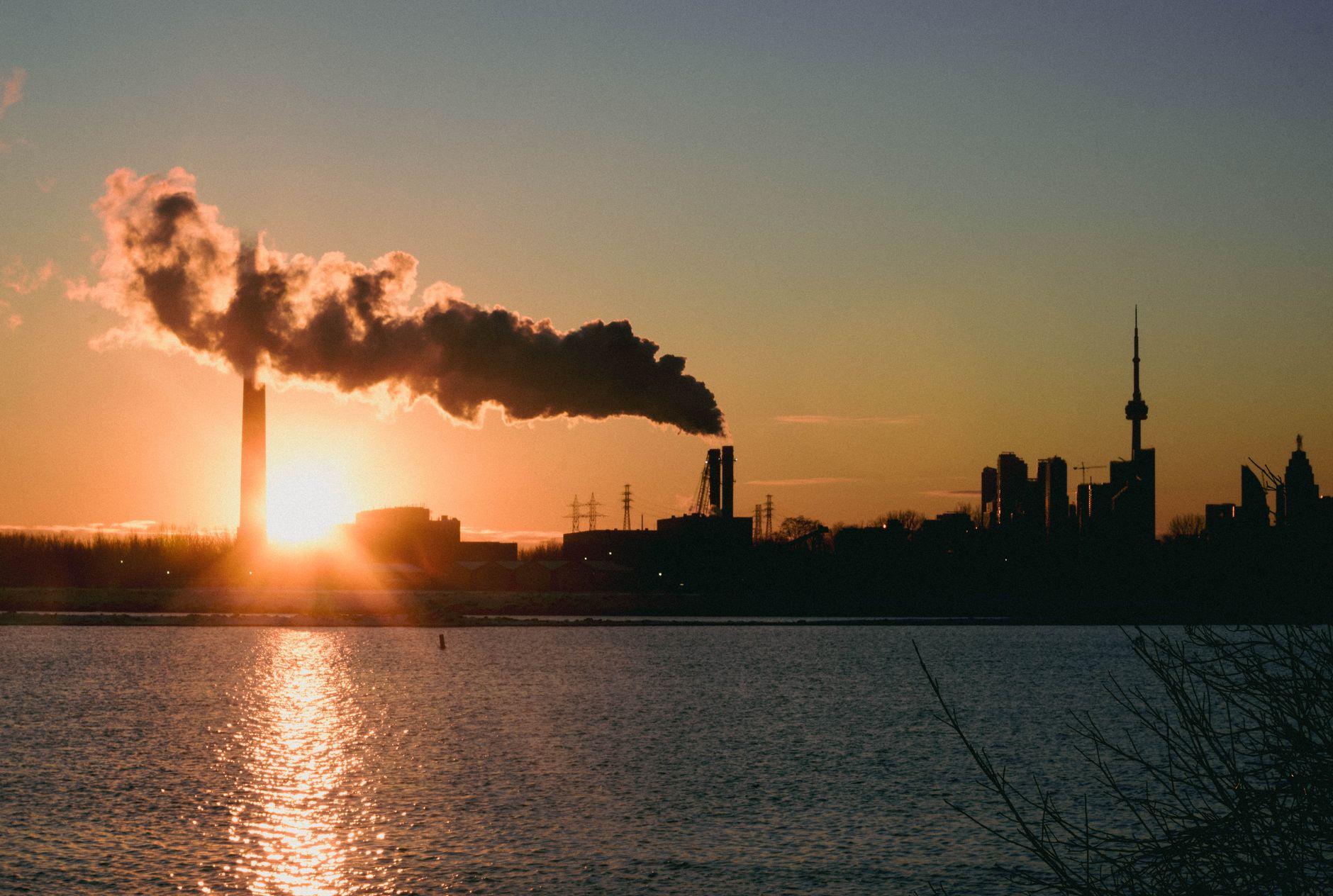 Toronto Chokes as Wildfire Smoke Dims the Skyline