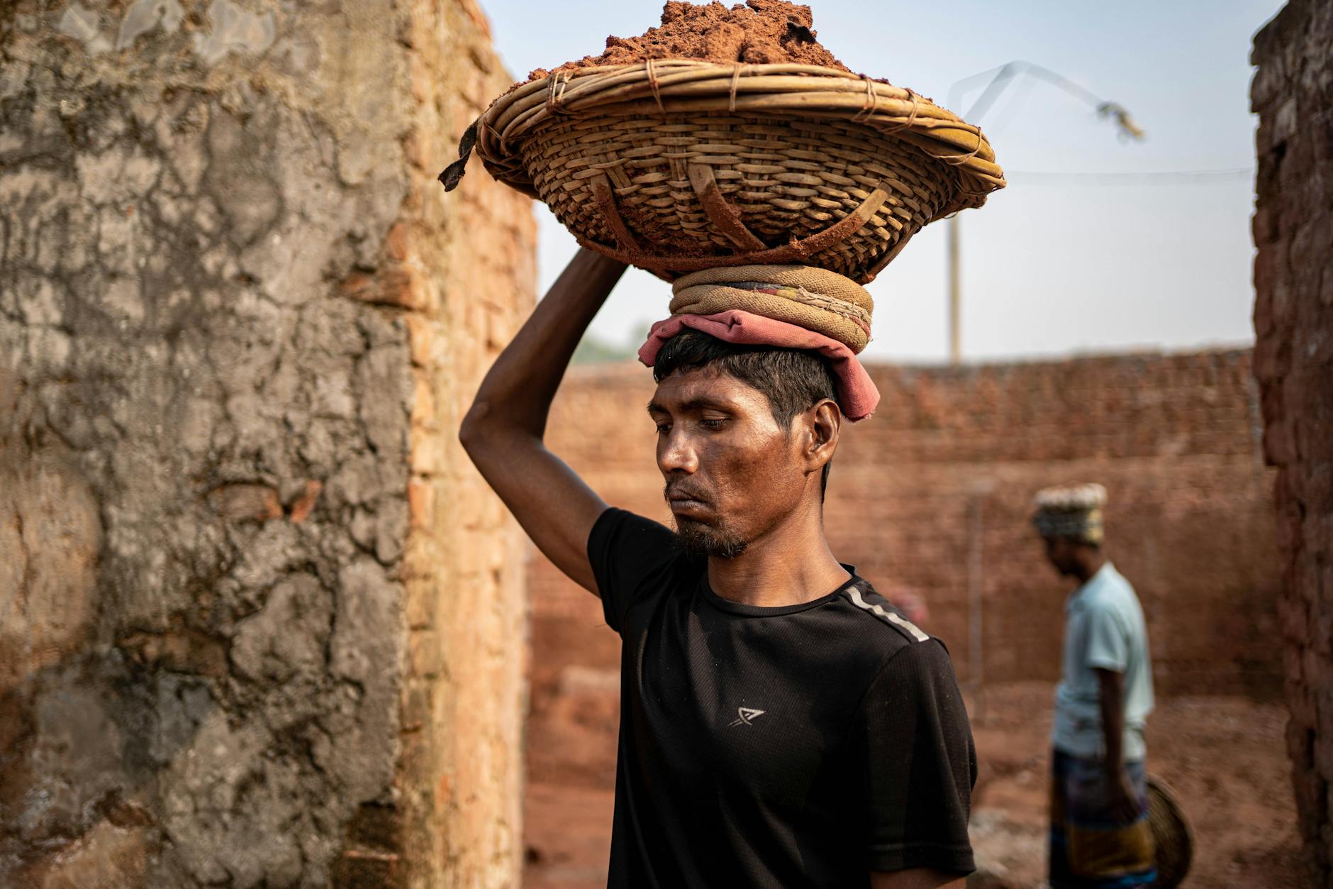 Delhi's Scorching Heat Forces Workers Into Tough Choices