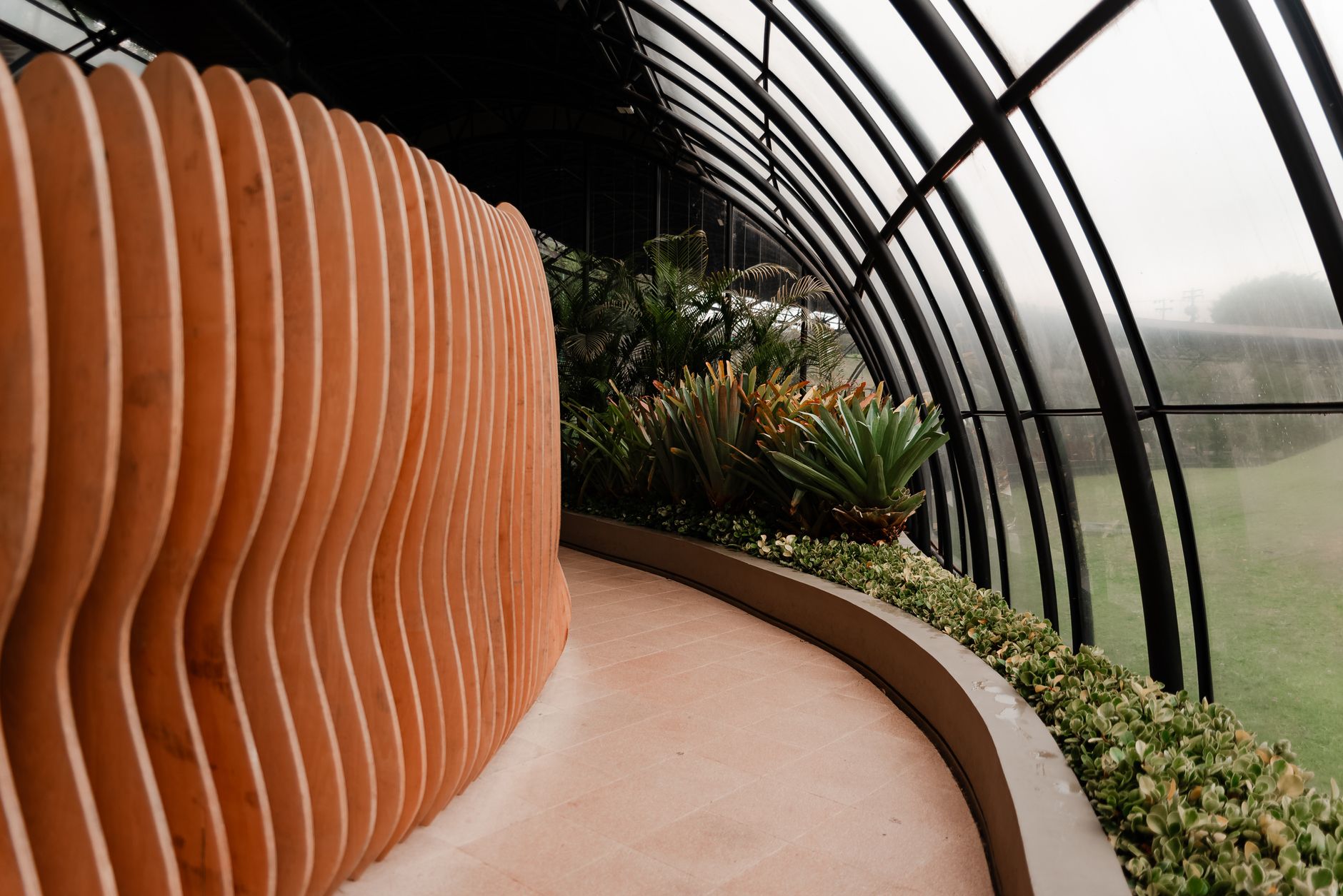Rippling Glass Facade: A Theatrical Marvel in Brisbane