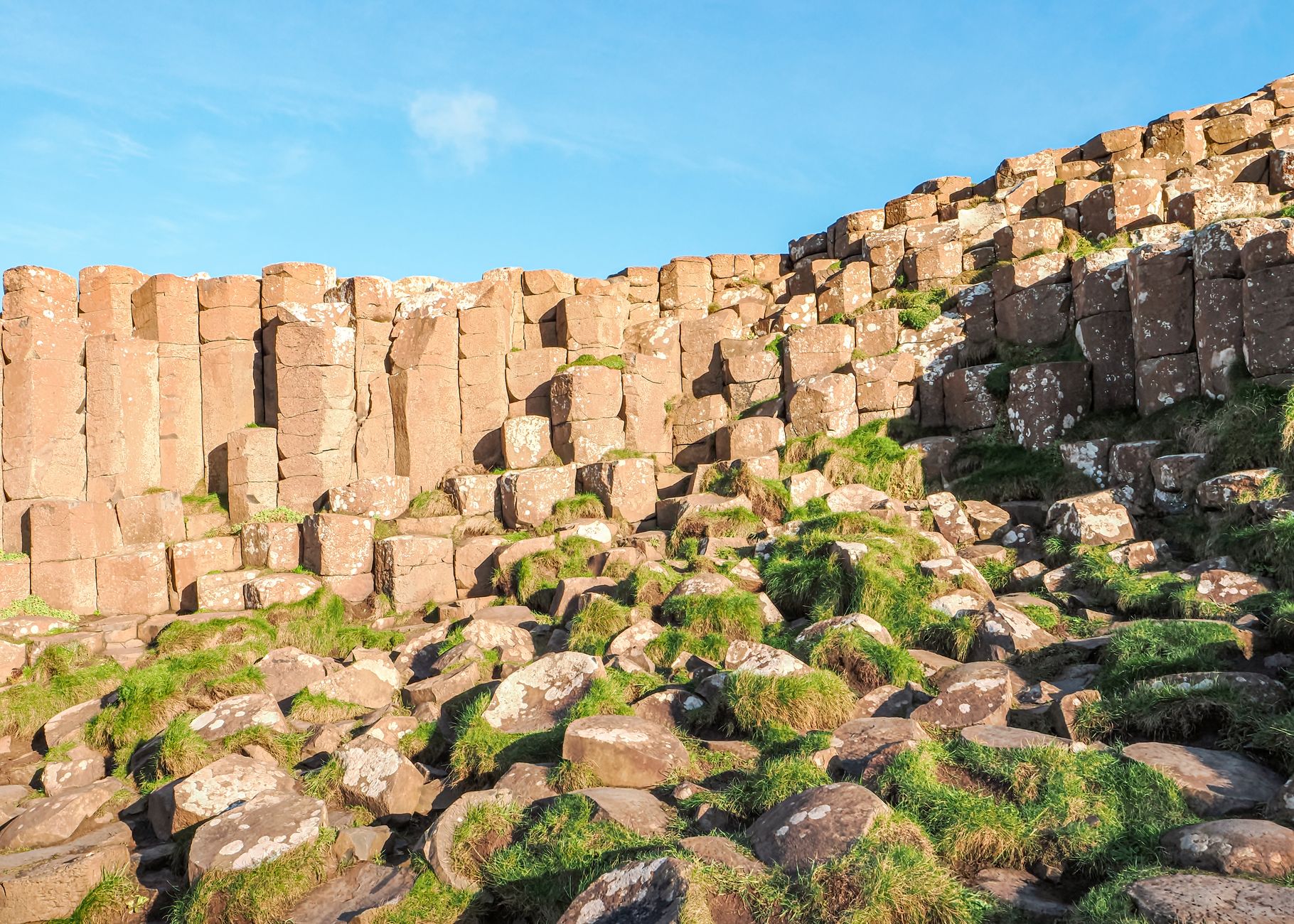 Volcanic Origins of Giant’s Causeway Unveiled by Scientists