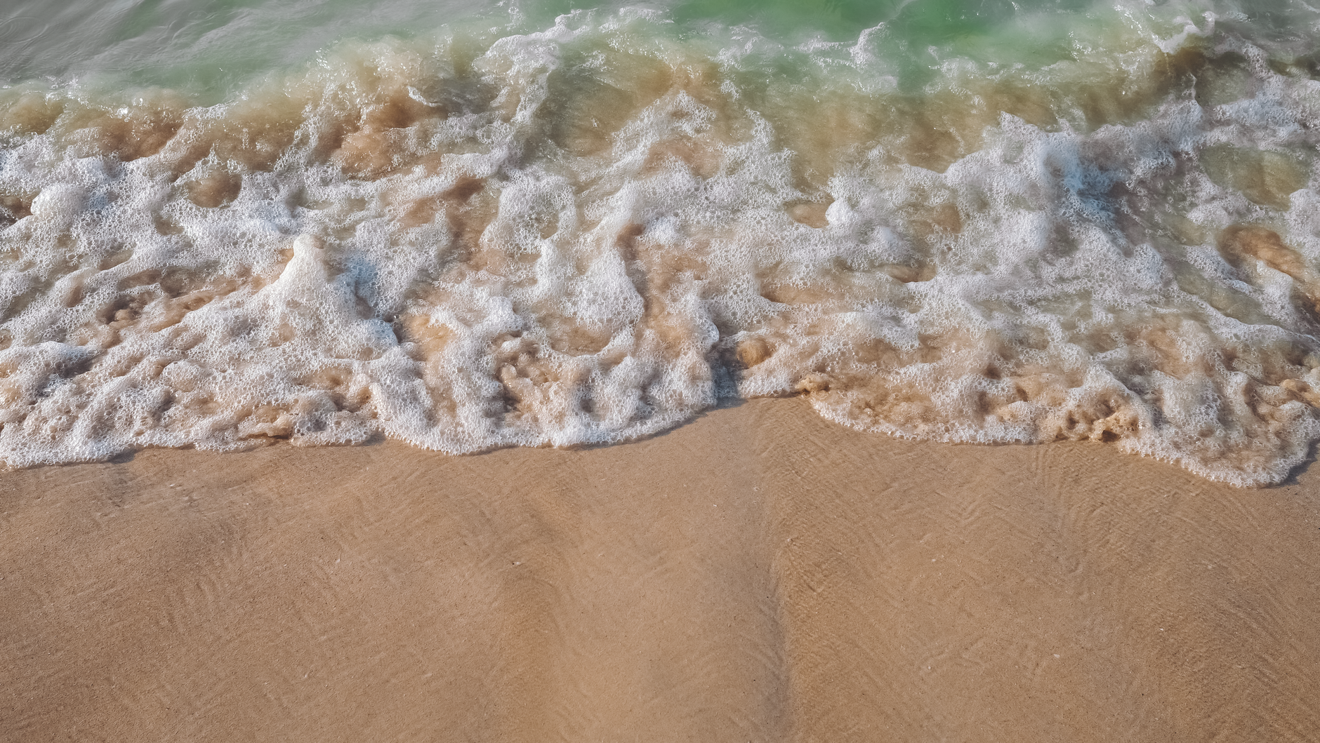 UAE's Environmental Challenge: Oil Spill Prompts Beach Closures