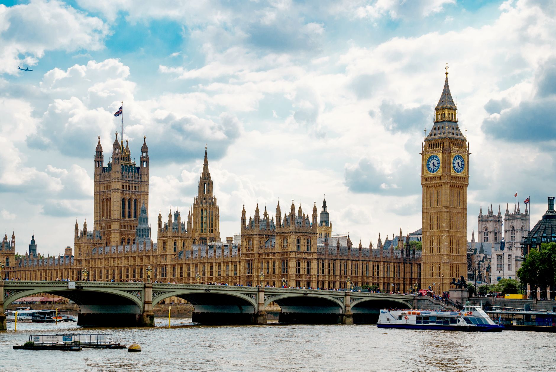 Westminster Eyes Smart Glasses as Debate Over Technology Intensifies