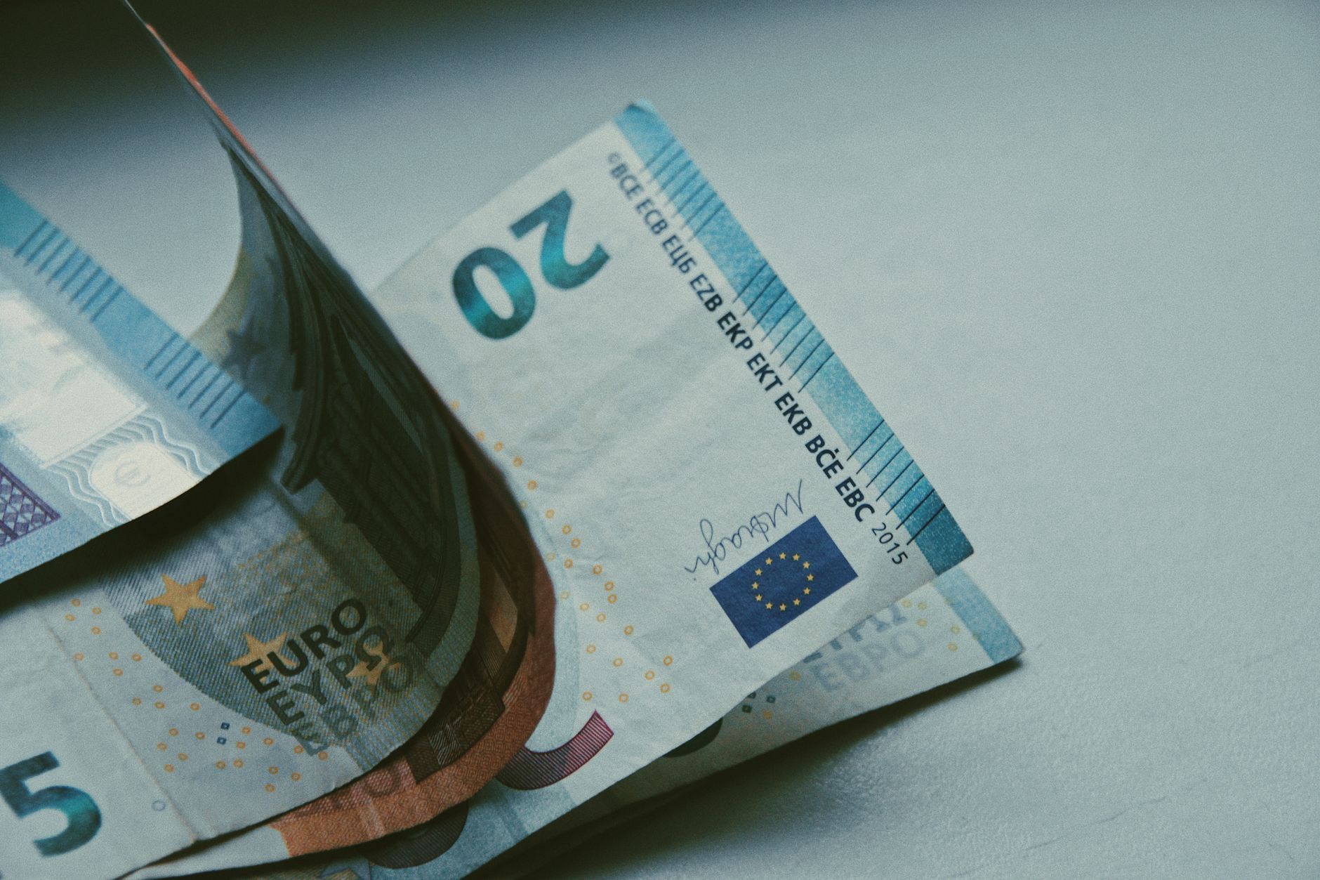 Euro Plummets Amidst French Fiscal Fears and Political Turmoil