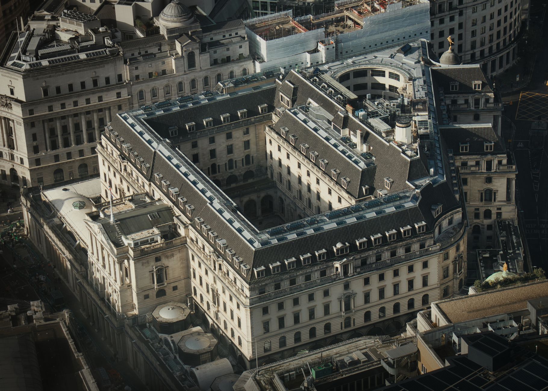 UK Business Sentiment Hits Yearly Low Amidst Inflation Woes