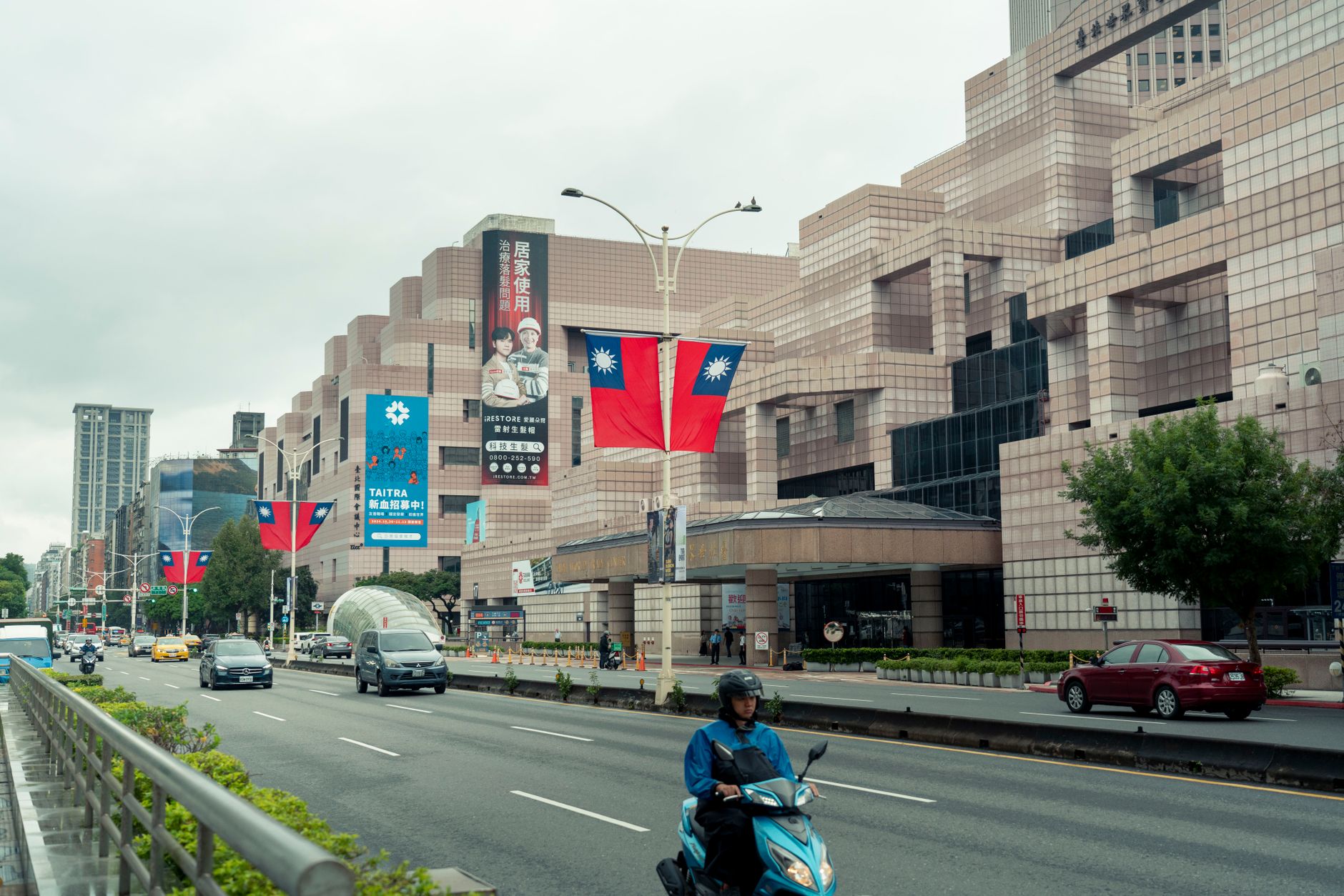 Japan Seeks Diplomatic Thaw with China Amid Taiwan Tensions