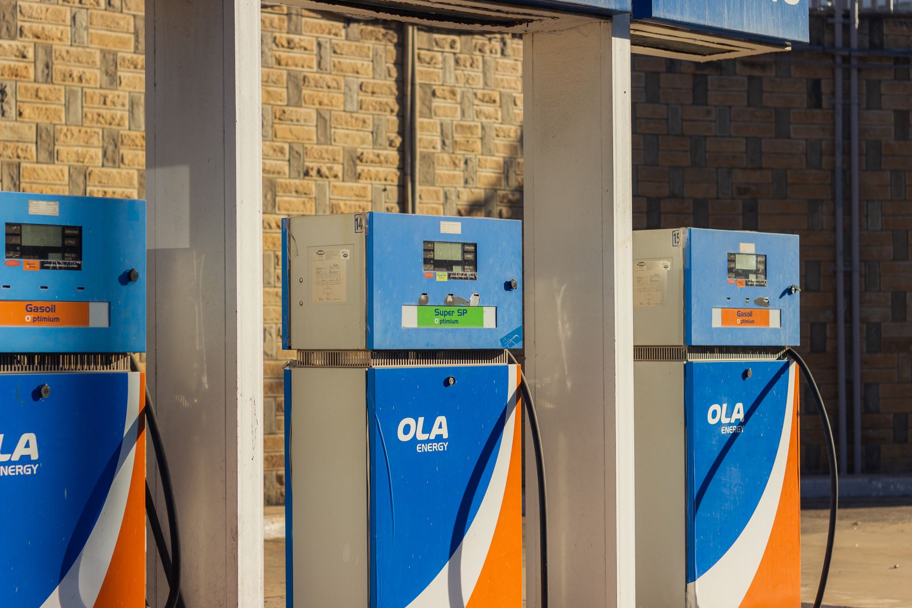 Global Oil Stockpiles Dwindle, Market Faces New Pressures