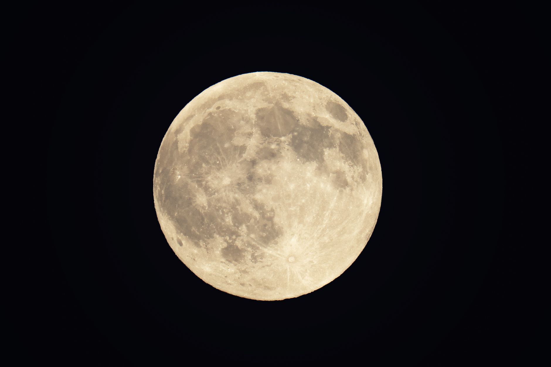 Hunter's Moon Dazzles Stargazers Across the Globe
