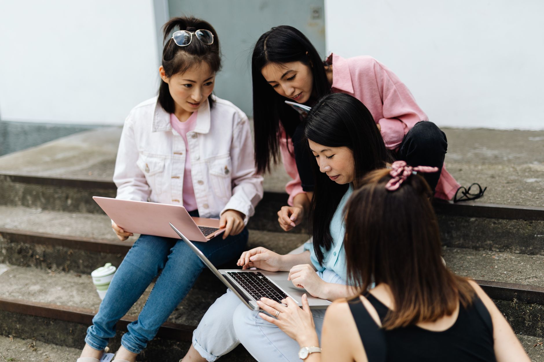 Peng Liyuan Advocates for Digital Education Revolution for Women