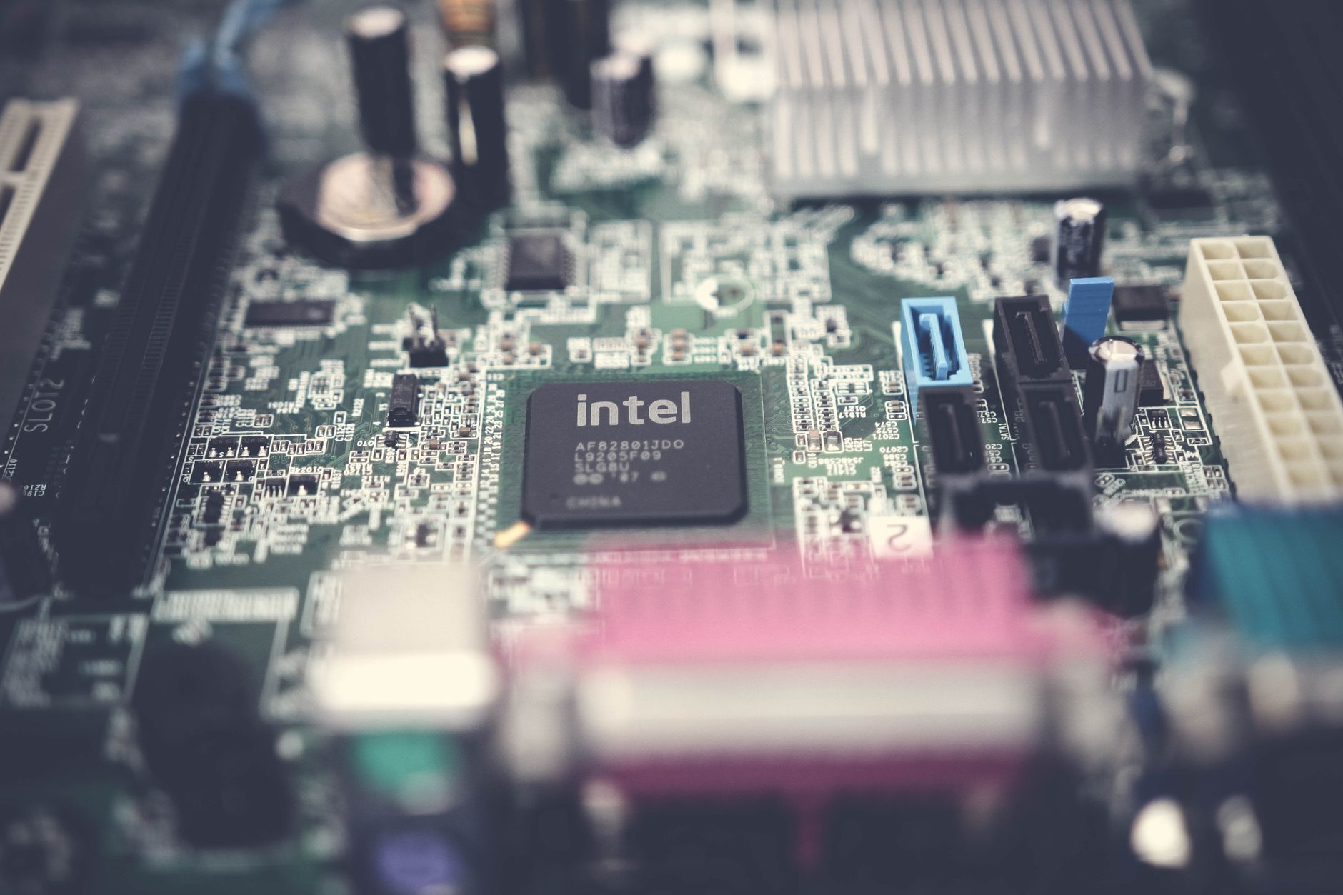 Intel's Unconventional Partnership with RosaicLabs Sparks Industry Interest