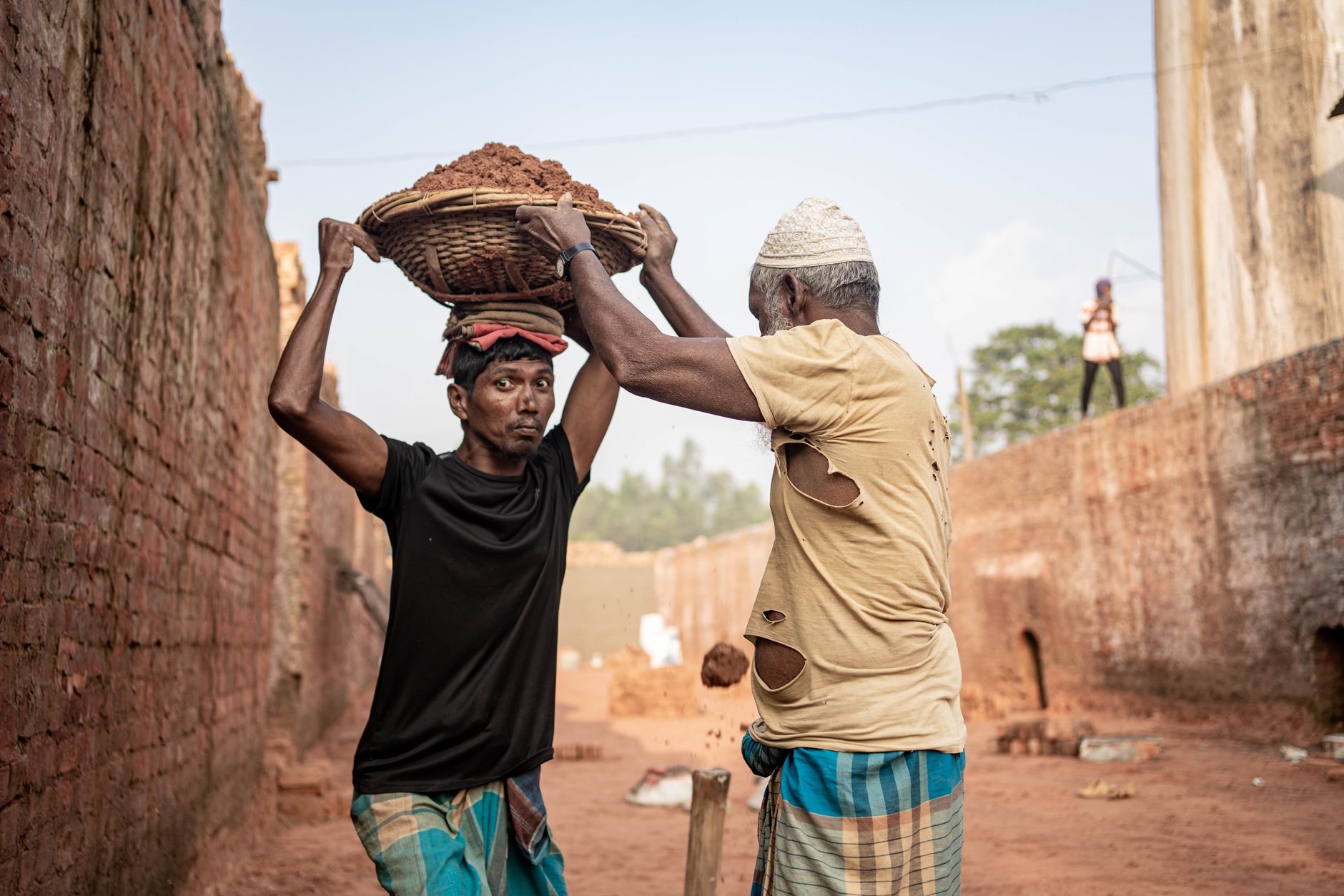 Delhi's Workers Scorch Under Relentless Heatwave