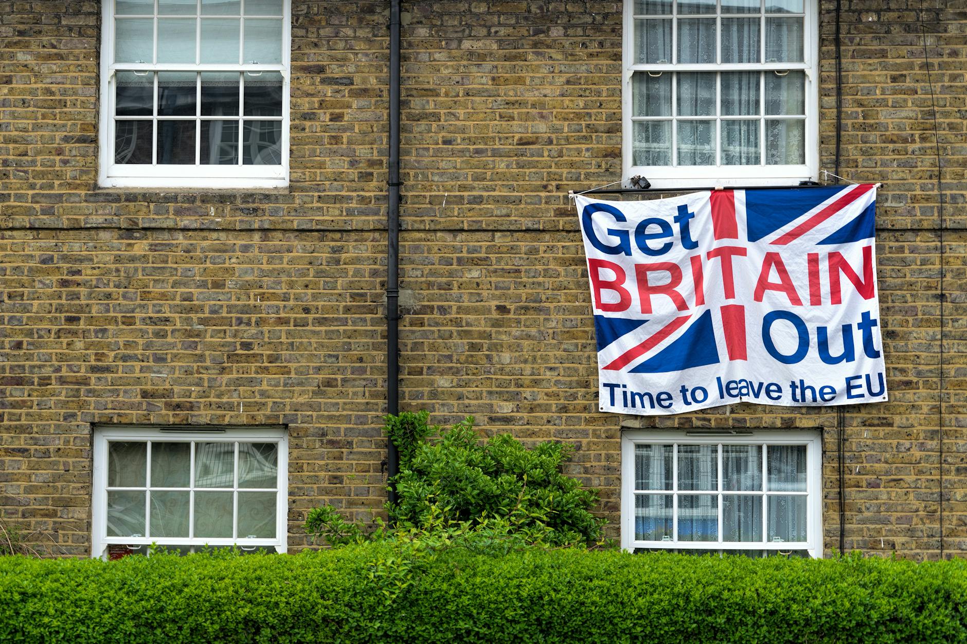 British and French Unions Unite Against Gruelling Entertainment Work Hours