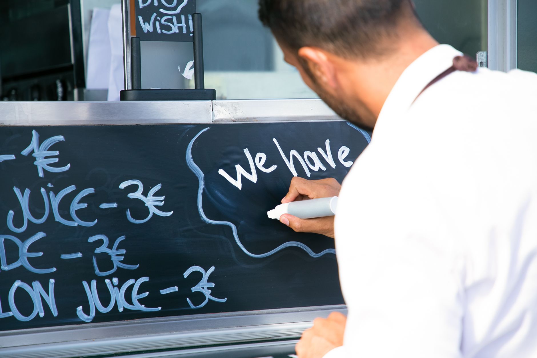 Juice Vendor's Pricing Board Becomes Unexpected Business Lesson