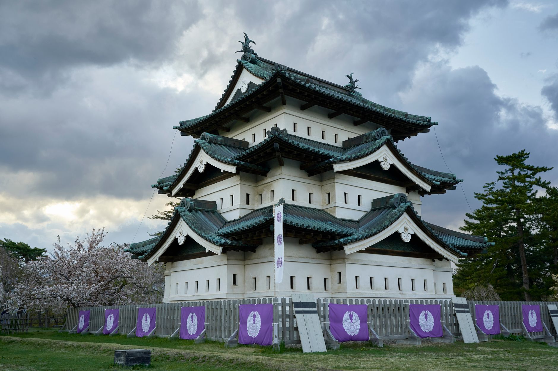 Hundreds Unite to Move Japan's Hirosaki Castle by Hand