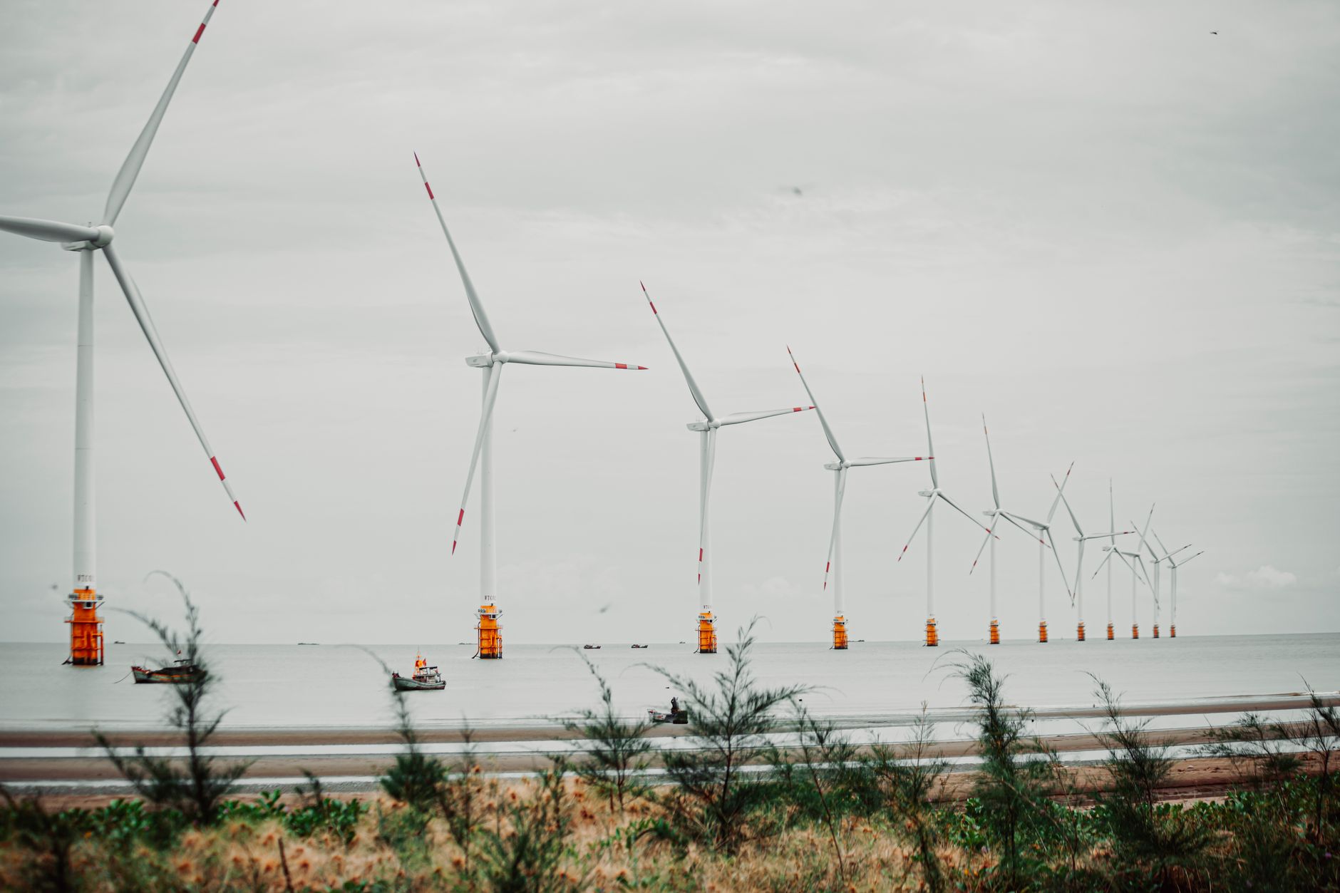 Harnessing Wind and Waves: 2026's Eco-Friendly Innovations