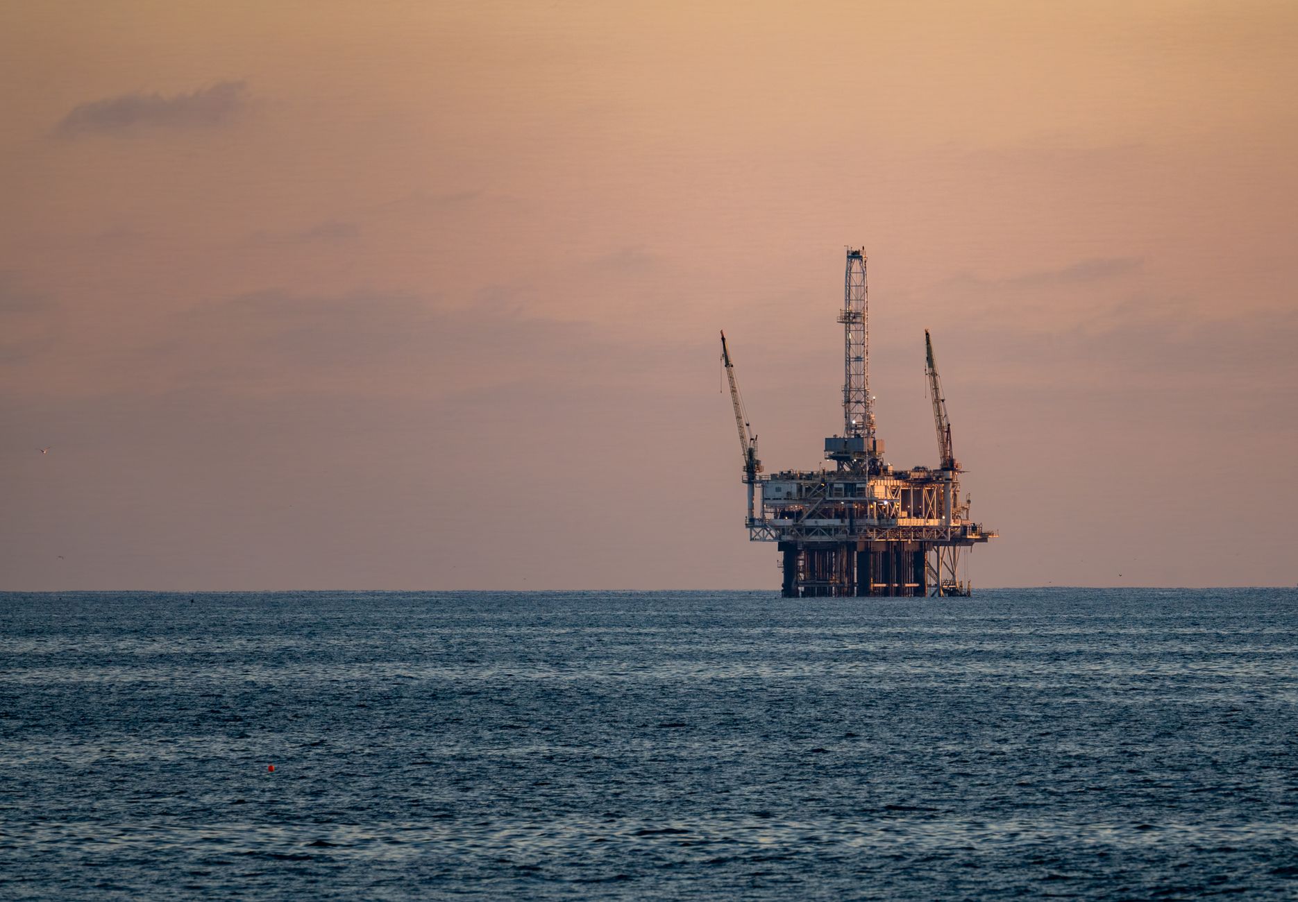 Iran Accuses Foreign Ship of Oil Spill, Warns of Gulf Ecological Risk