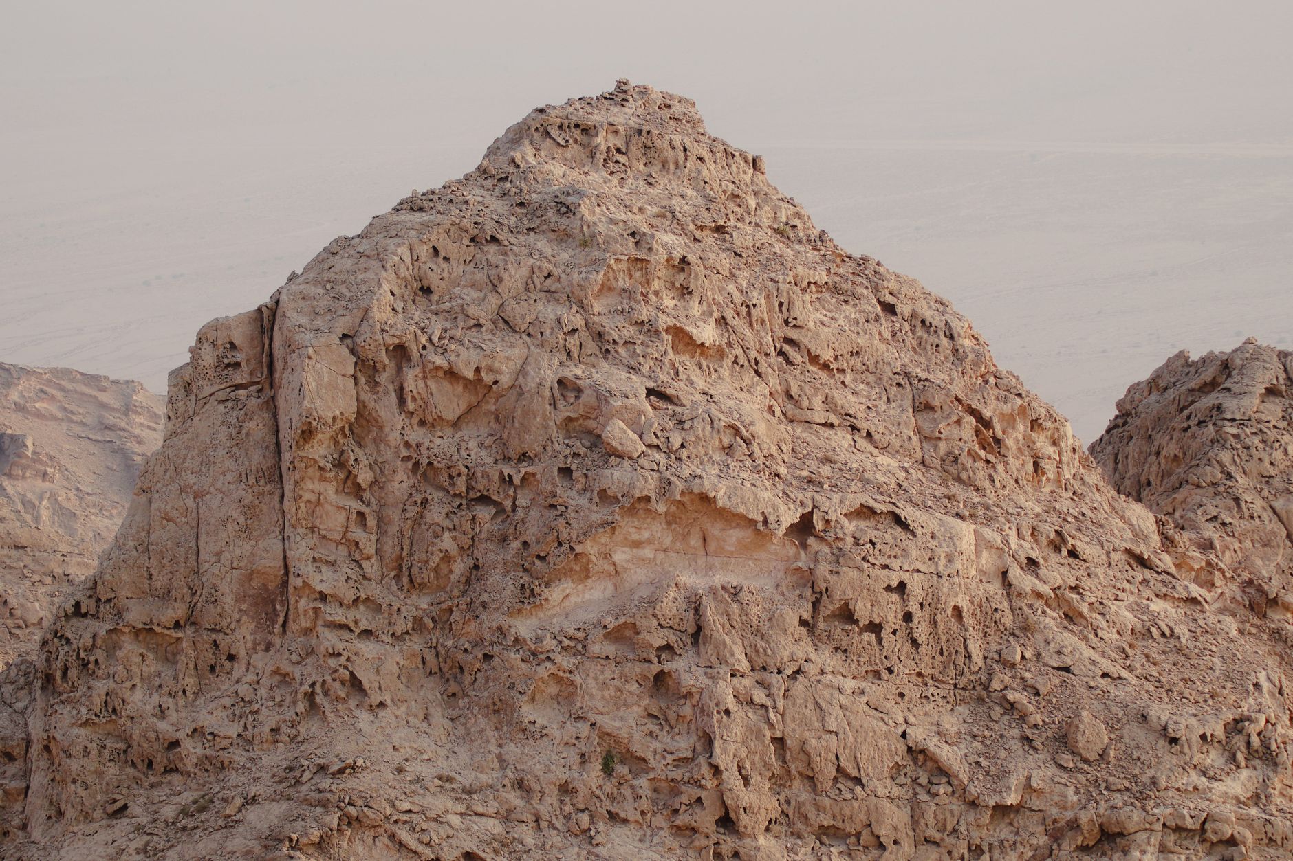 Abu Dhabi Imposes Heavy Fine for Desert Formation Damage