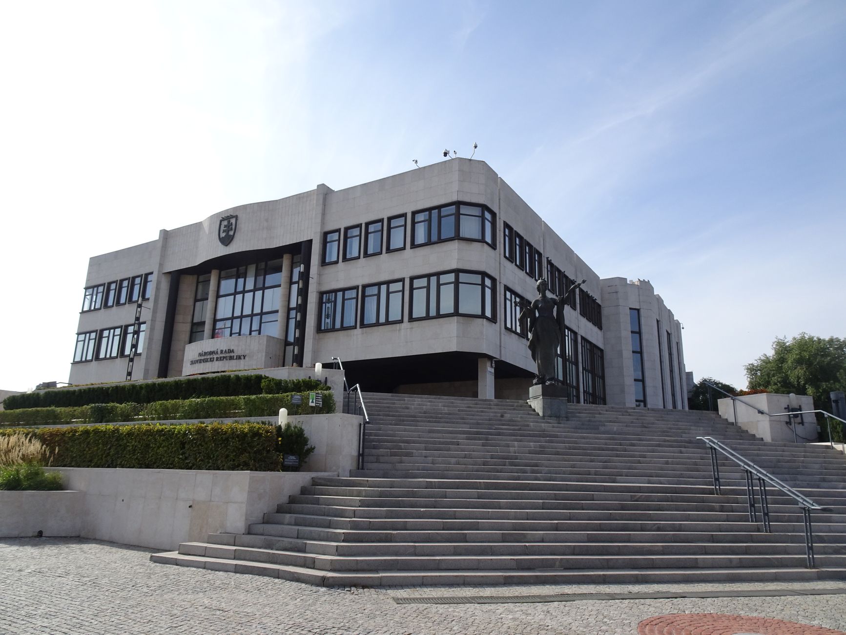 Kosovo Breaks Political Stalemate with New Government Approval