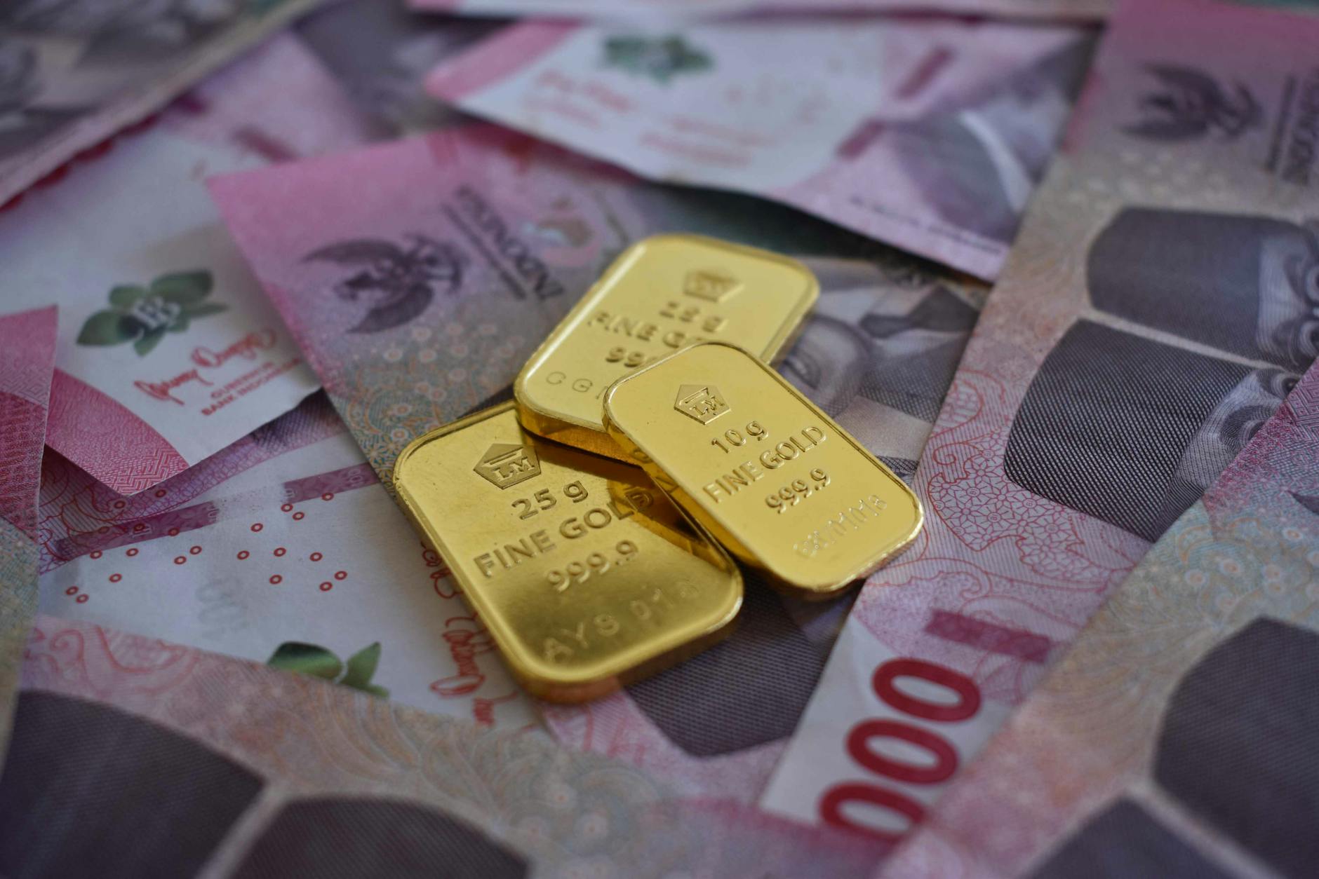 Vaishnaw Urges Caution on Gold Purchases Amid Economic Uncertainty