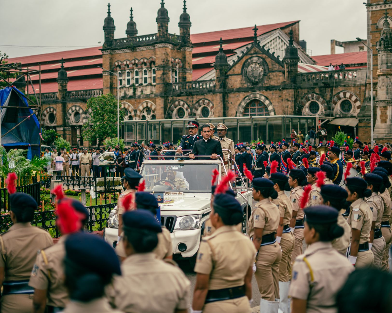 Amitabh Bachchan Faces Bomb Threat Yet Greets Fans with Usual Grace