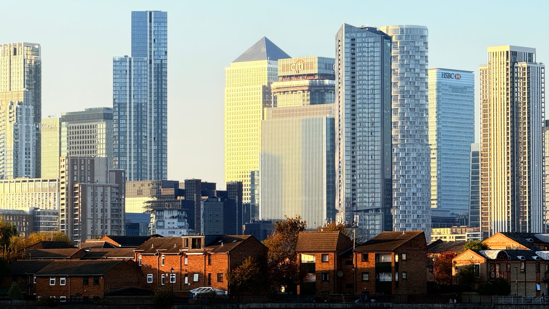 HSBC's AI Ambitions Lead to Major Job Cuts in UK Wealth Sector
