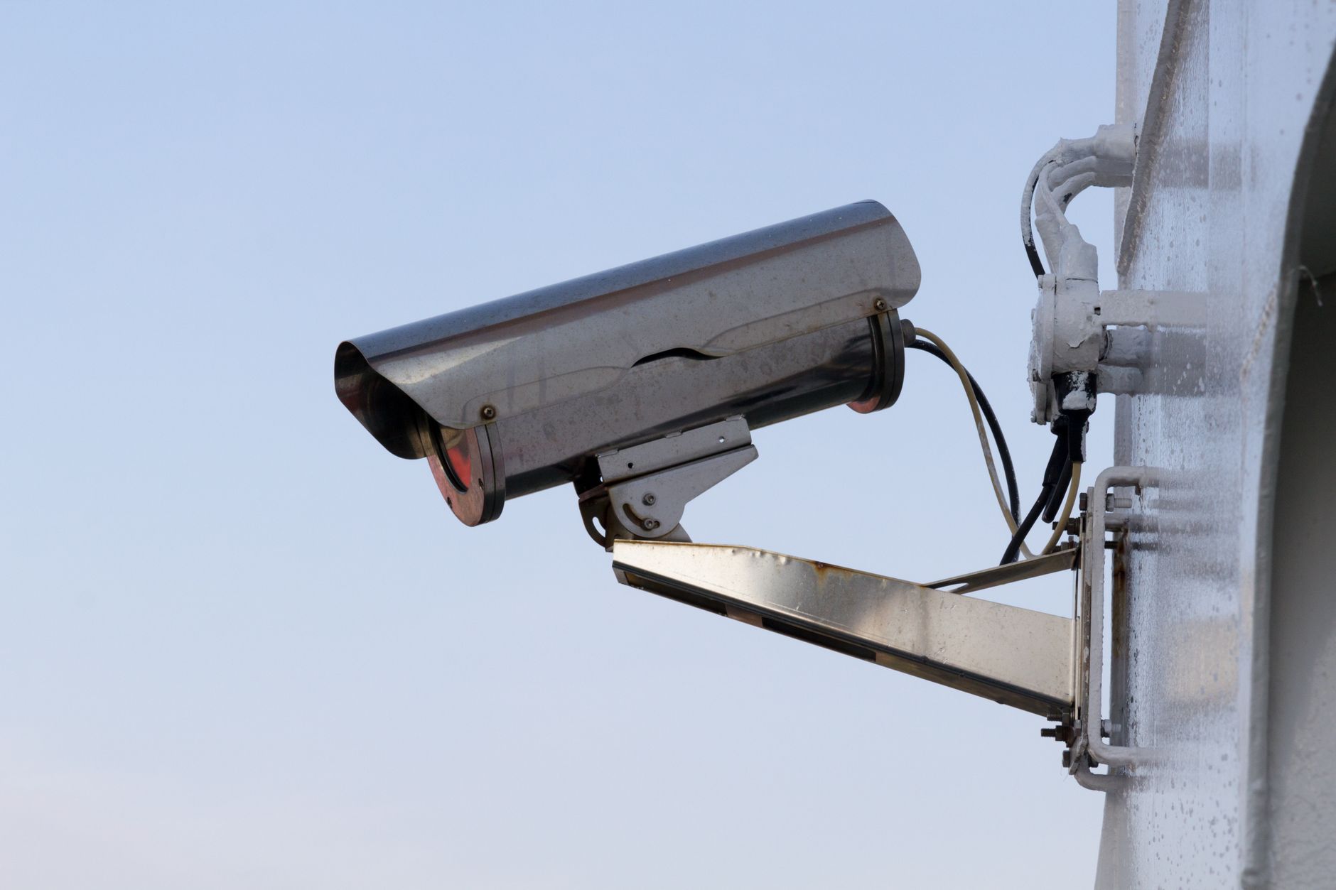 Spotting Surveillance: Unveiling the Subtle Signs of Meta Glasses