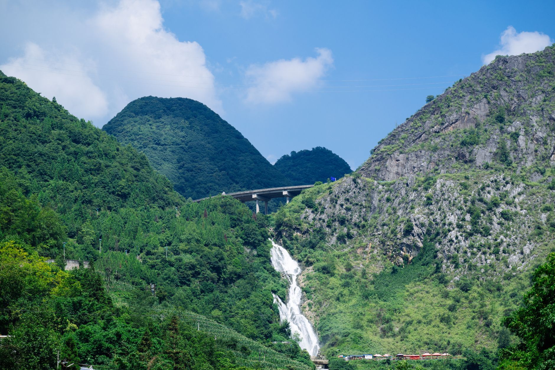 Huajiang Bridge: From Engineering Marvel to Tourist Magnet