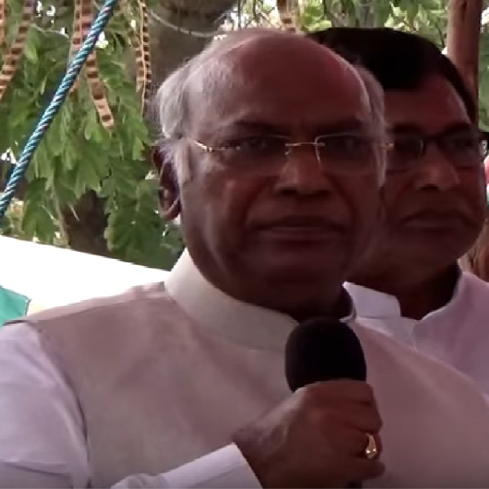 Kharge Criticises Jersey Colour Change Amid Political Controversy