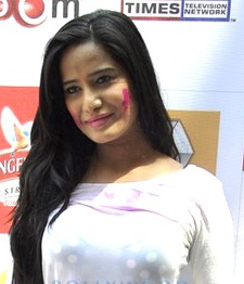 Poonam Pandey Urges Focus on Students in Wake of Wangchuk's Protest