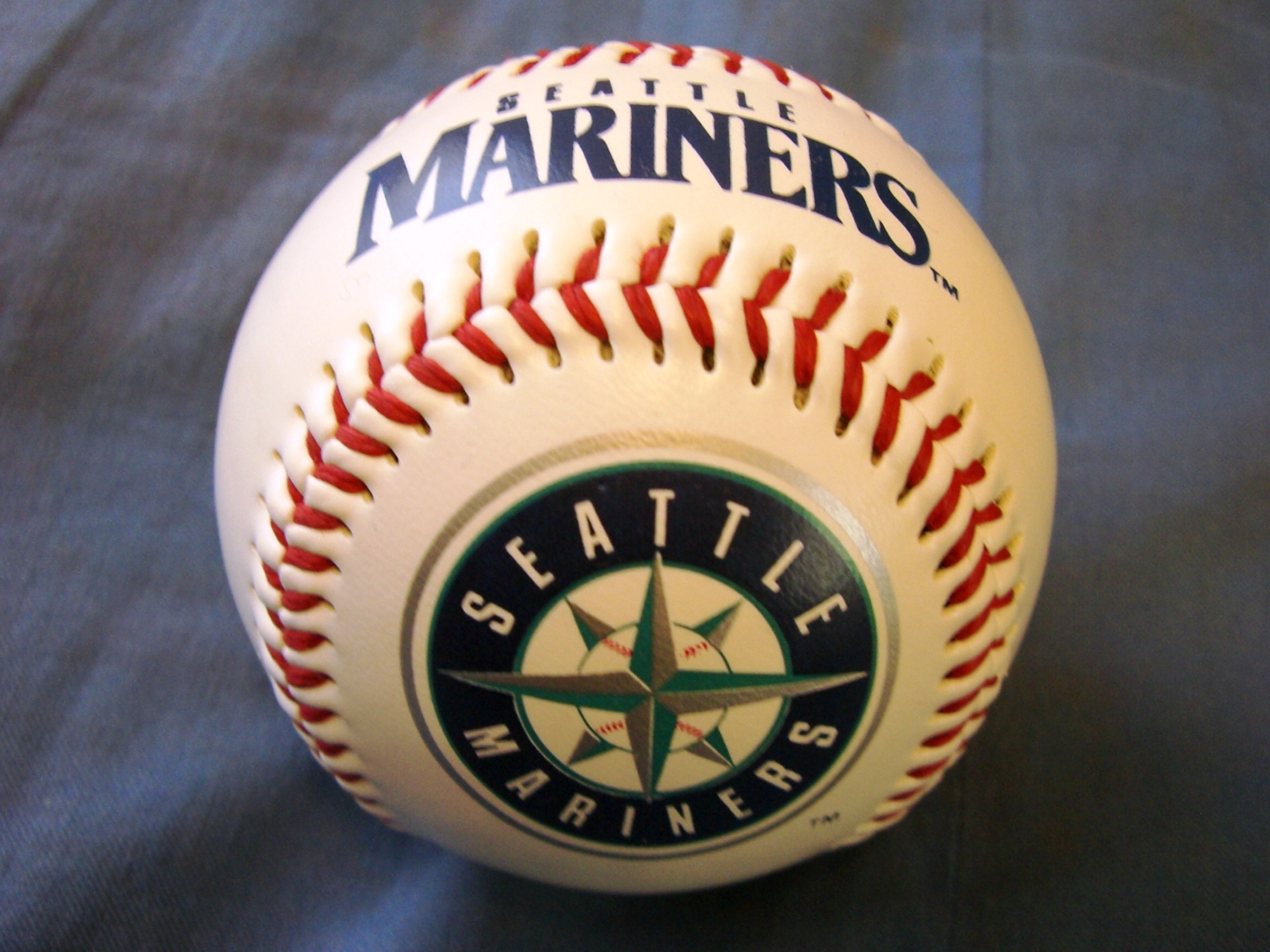 Mariners Surge Past Reds in Spectacular 8-0 Victory
